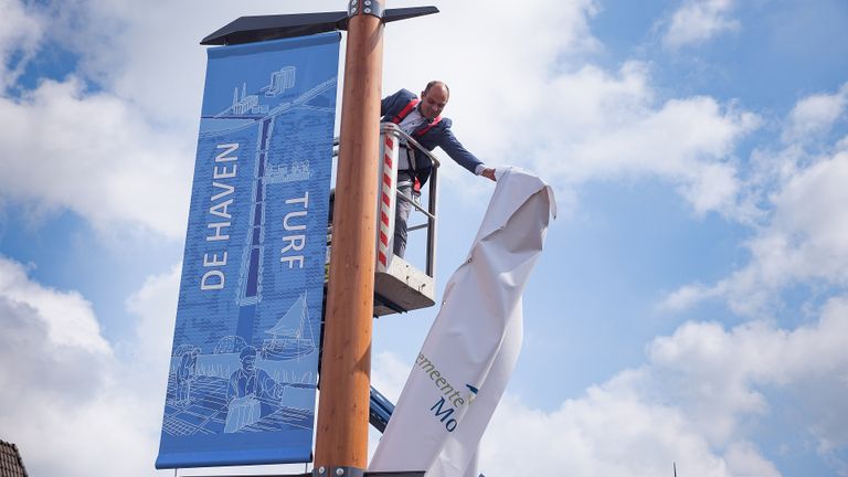 De banieren werden vrijdagochtend onthuld (foto: Gemeente Moerdijk/Marcel Otterspeer).