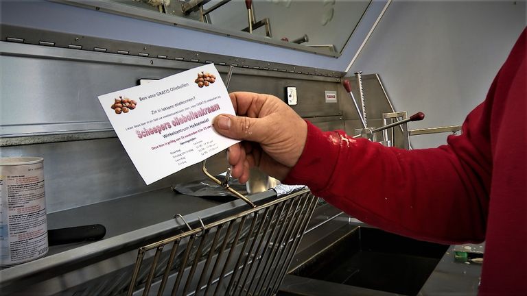 De uitnodiging om als klant van de voedselbank gratis oliebollen te komen halen. (foto: Raoul Cartens)