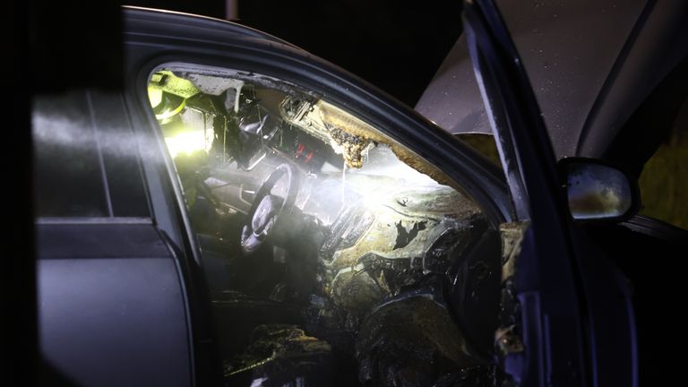 De auto op de N65 brandde van binnen uit (foto: Sander van Gils/SQ Vision).