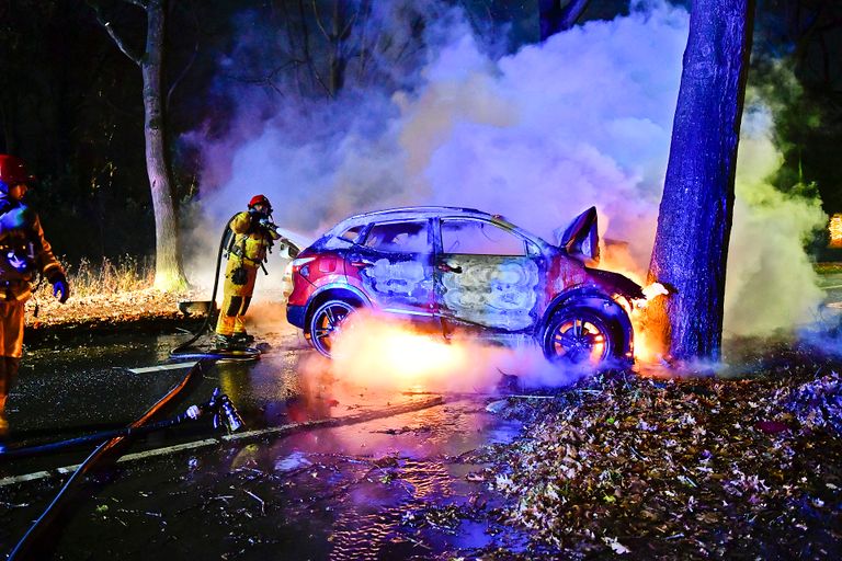 Een auto vatte na de botsing op de Heikantstraat in Waalre vlam (foto: Rico Vogels/SQ Vision).