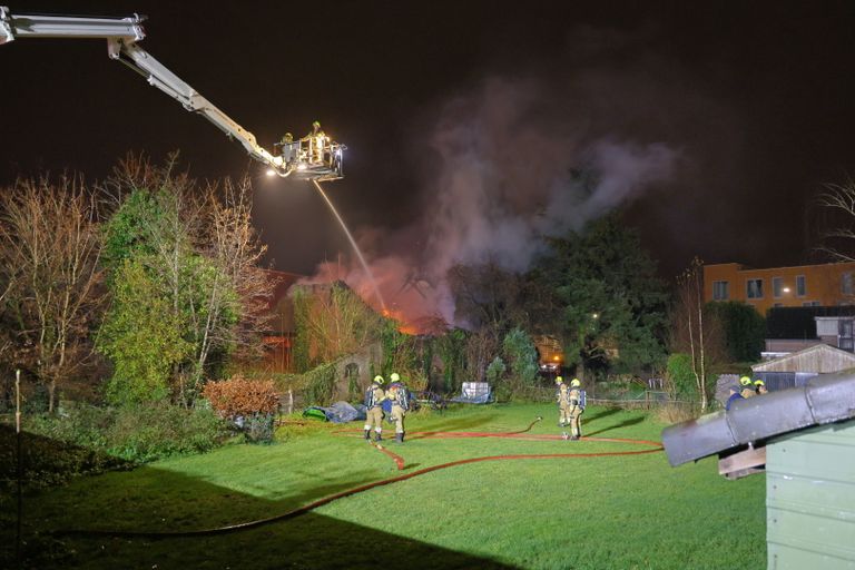 Het vuur werd ook vanuit grote hoogte geblust (foto: Persbureau SK-Media/SQ Vision).