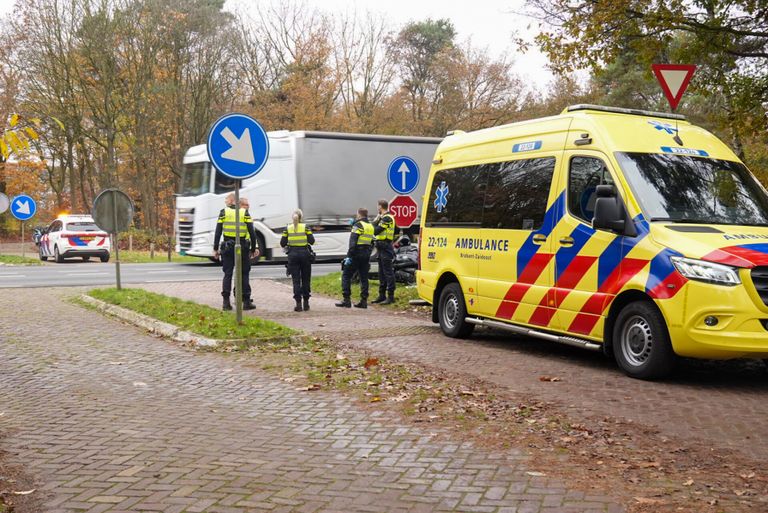 Het ongeluk gebeurde op de N279 in Vlierden (foto: Harrie Grijseels/SQ Vision).