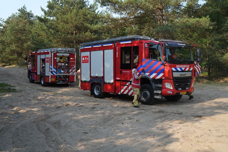 De brandweer kreeg het vuur aan de Geuzendijk tussen Budel en Weert onder controle (foto: WdG/SQ Vision).