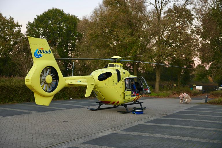 De traumahelikopter landde aan de achterkant van De Watersteeg (foto: Sander van Gils/SQ Vision).