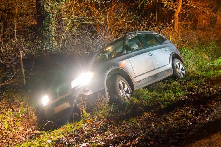 De auto die in de sloot tot stilstand kwam (foto: Harrie Grijseels/SQ Vision).