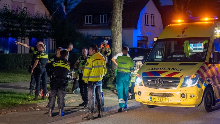 Hoe de brand in het appartementencomplex in Waalwijk kon ontstaan, wordt onderzocht (foto: Iwan van Dun/SQ Vision).