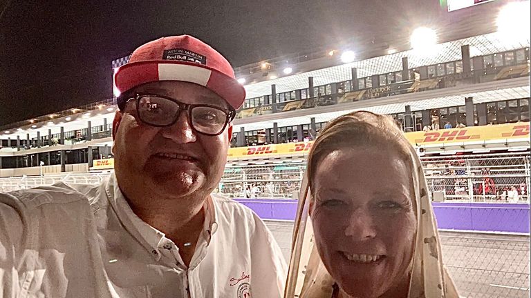 Tilburger Bas van Bodegraven bij het circuit in Jeddah, samen met zijn vriendin (foto: Bas van Bodegraven).