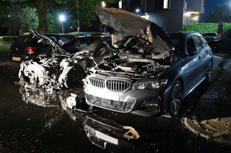 Bij de autobrand aan de Dirk Hartogstraat in Breda raakten twee auto's zwaar beschadigd (foto: Perry Roovers/SQ Vision).