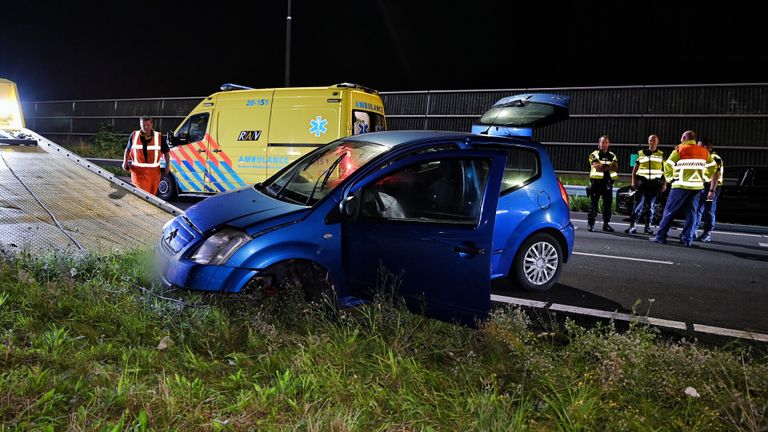 De gecrashte auto moest getakeld worden (foto: Toby de Kort/SQ Vision).