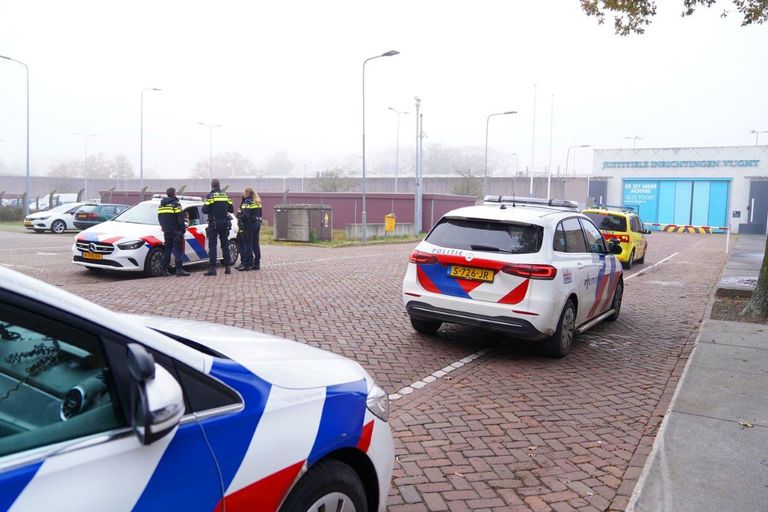 Na de steekpartij kwamen diverse hulpdiensten naar de gevangenis in Vught (foto: Bart Meesters).