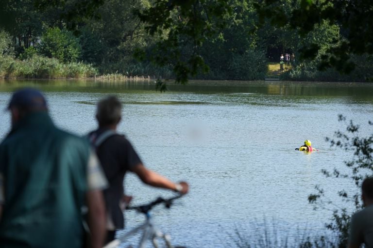 Na de aanrijding sprong de man het water naast de Parallelweg in Deurne in (foto: SQ Vision).