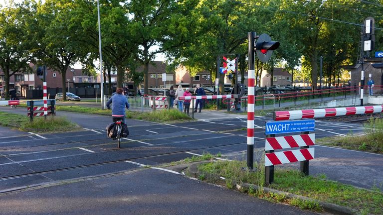 Sommige mensen trokken zich niets aan van de afgesloten spoorwegovergangen in Oss en staken toch over (foto: Gabor Heeres/SQ Vision).