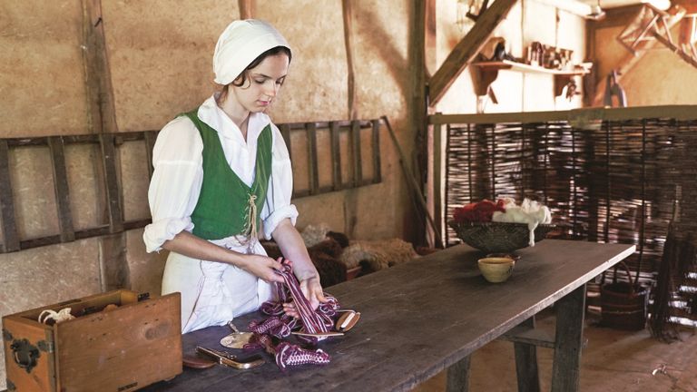 Weven in het ambachtenhuisje. (Foto: preHistorisch Dorp)