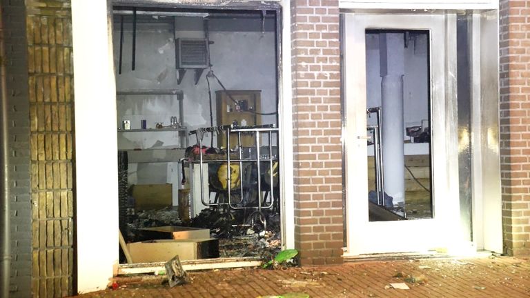 Explosie verwoest pui van winkel in Helmond, appartementen ontruimd