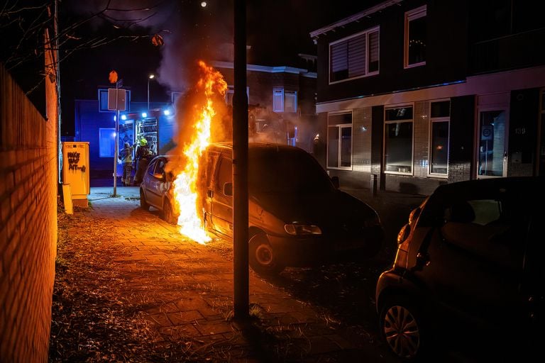 Het vuur ontstond aan bij het rechterachterwiel van de auto.  (foto: Jack Brekelmans/SQ Vision).