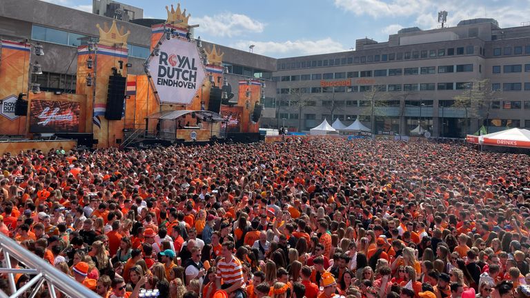 Drukte op het Stadhuisplein in Eindhoven (foto: René van Hoof).