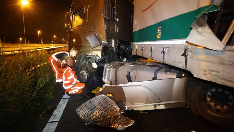 Na de crash op de A2 scheurde de dieseltank van de vrachtwagen (foto: Bart Meesters).