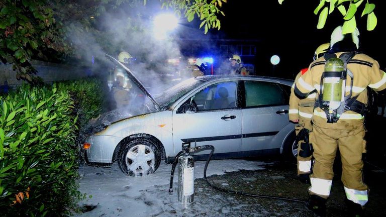 De autobrand aan de Vliertstraat (foto: Bart Meesters/SQ Vision).