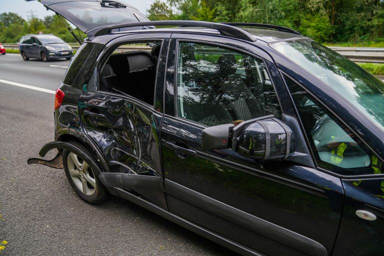 De auto raakte aanzienlijk beschadigd bij de inhaalactie op de A67 bij Geldrop (foto: Dave Hendriks/SQ Vision).