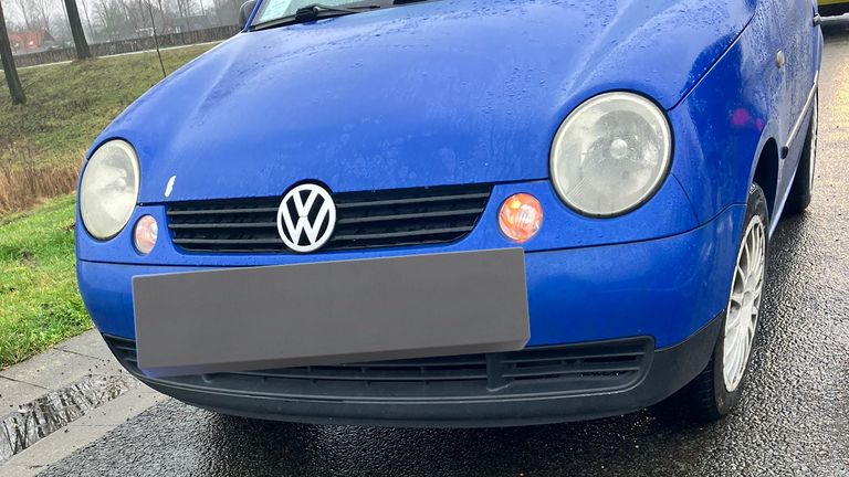 De auto strandde op de rotonde voor de toetit naar de A2 bij Best (foto: X/Wis_Robert).