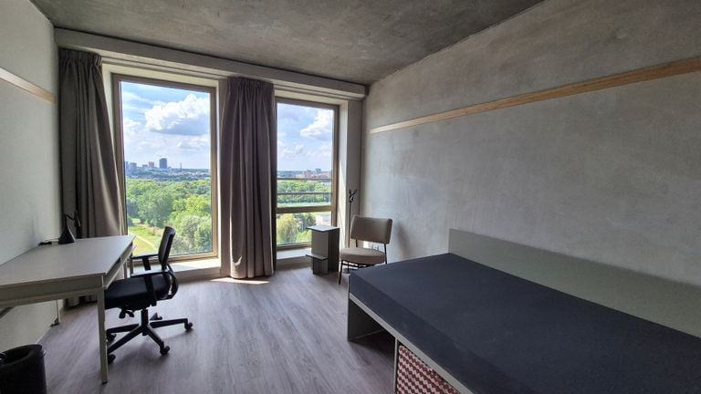 Een van de vele studio's in de studentenflats met een fenomenaal uitzicht over Eindhoven (foto: Collin Beijk)