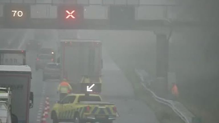 Rond negen uur strandde bij Oirschot een vrachtwagen op de rechterrijstrook (foto: X/Rijkswaterstaat).