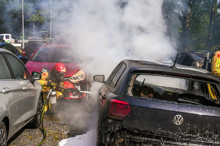 Van zes auto's in Heeze bleef niets over (foto: Dave Hendriks/SQ Vision).