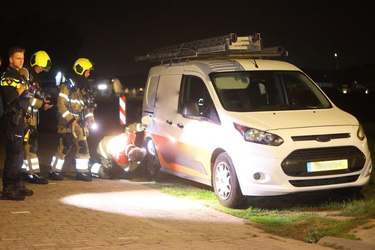 De brandstichtingen bij de auto's aan de Akkerpolei werden snel ontdekt waardoor de schade meeviel (foto: Bart Meesters).