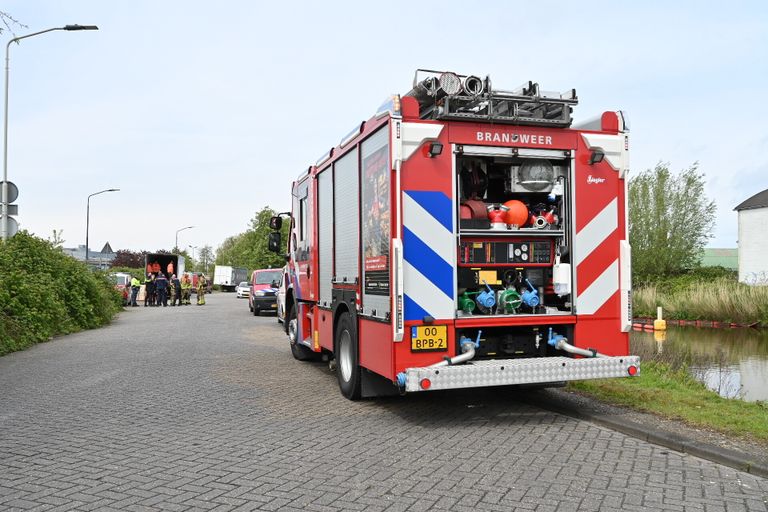 Vanwege de vondst van de gedumpte vaten werden politie en brandweer opgeroepen (foto: Perry Roovers/SQ Vision).