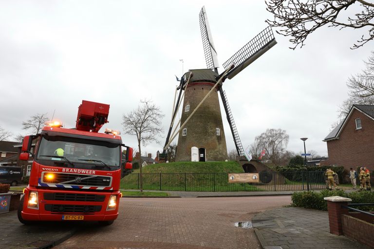 De brandweer bij korenmolen De Pegstukken in Schijndel (foto: Sander van Gils/SQ Vision).