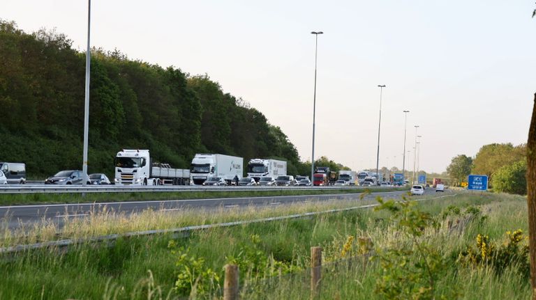 Vanwege het ongeluk met de minigraver ontstond een fikse file op de A73 (foto: SK-Media).