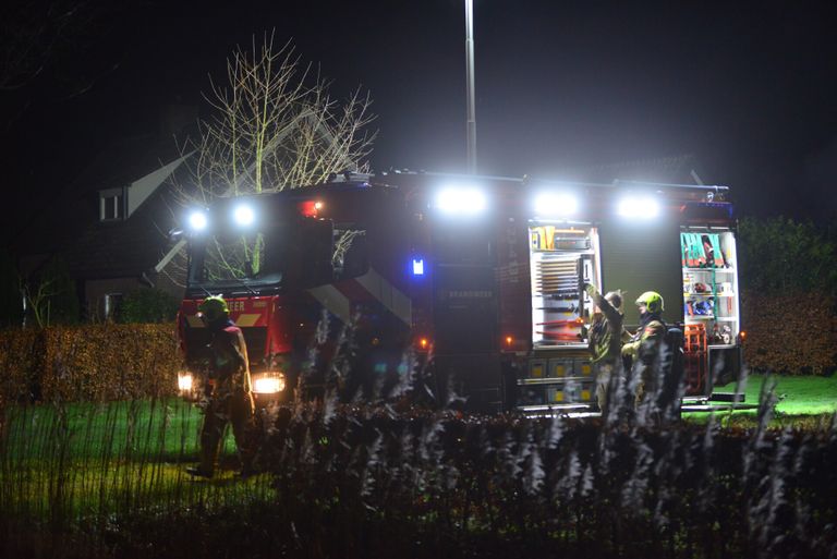 De brandweer bluste de brand in de schuur in Someren (foto: Johan Bloemers/SQ Vision).