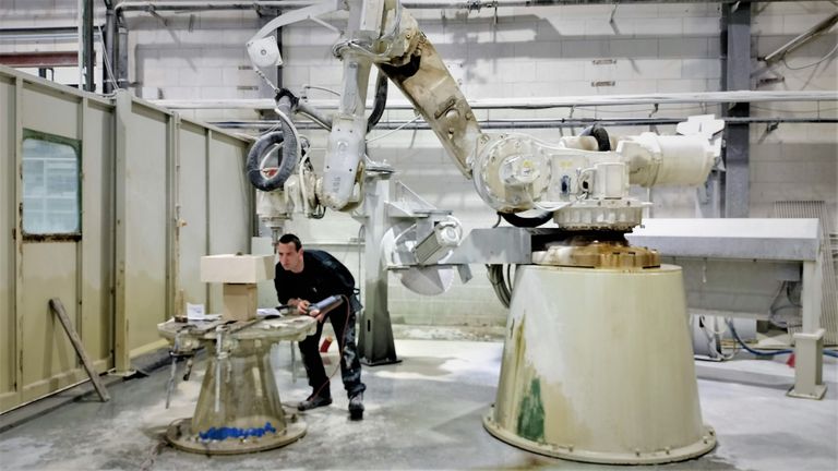 Een robot doet het groffe werk aan de kalksteen. (foto: Grote Kerk Breda)