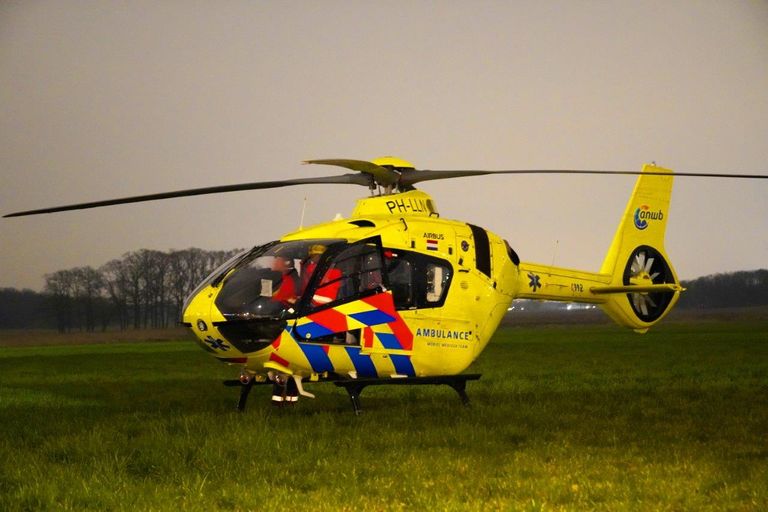 De traumaheli landde op een grasveld naast de Molenstraat in Helvoirt (foto: Bart Meesters).