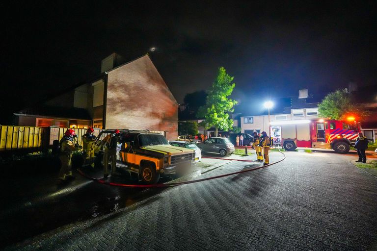 De brandweer had de brand aan de straat Zonnedauw in Mierlo snel onder controle (foto: Dave Hendriks/SQ Vision).