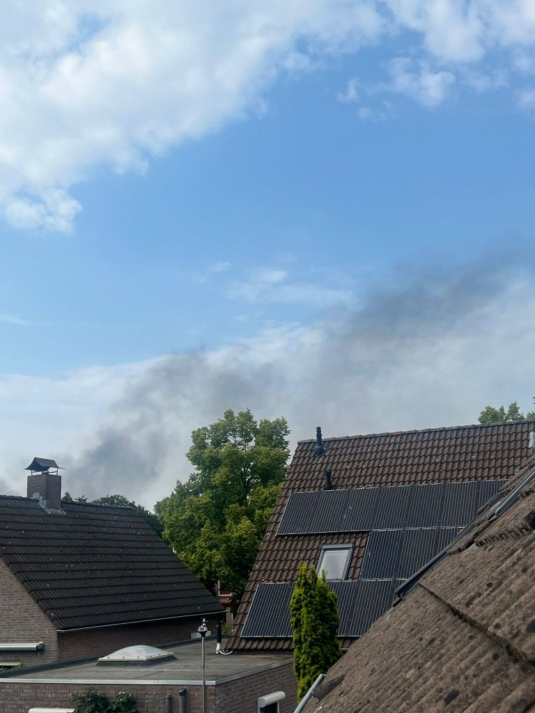 De rookwolk gezien vanuit Deurne (foto: Dave).