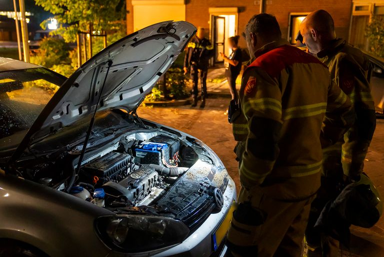 Bewoners blussen autobrand met emmer water (Foto: Gabor Heeres/SQ Vision)