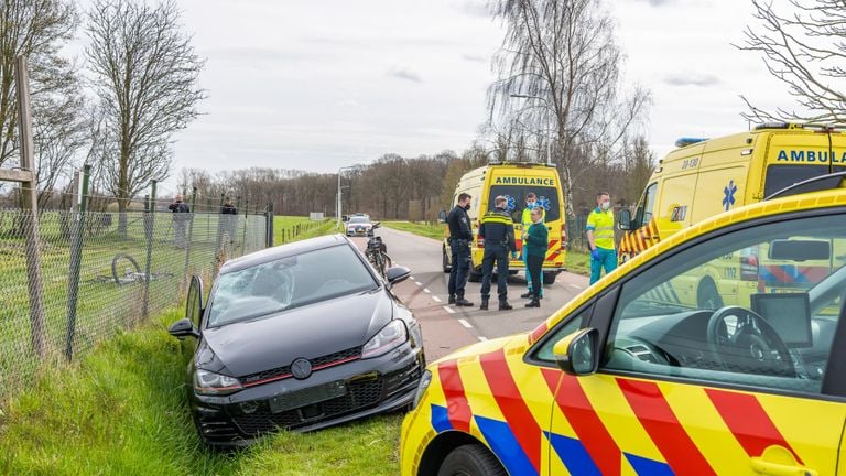 Een van de twee betrokken auto's belandde in een sloot (foto: Jack Brekelmans/SQ Vision).