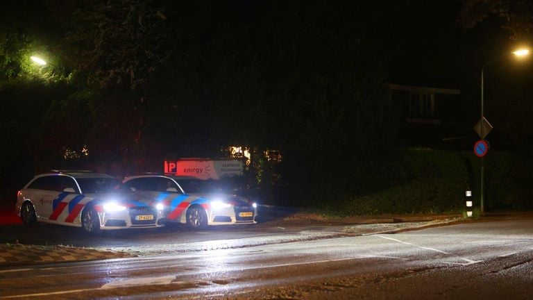 Na de brand in de PI in Vught waren op diverse plaatsen in de omgeving politieauto's te zien (foto: SQ Vision).