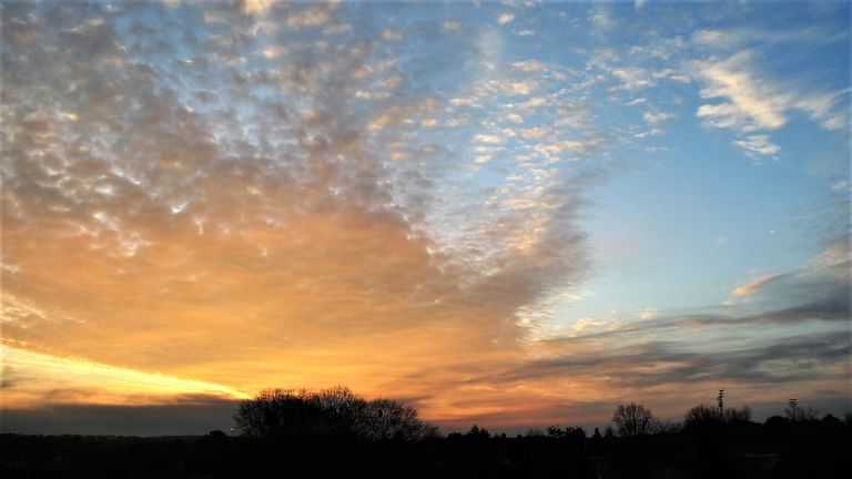 Een fraaie zonsopkomst in een winters koud Waalwijk (foto: Martha Kivits). 