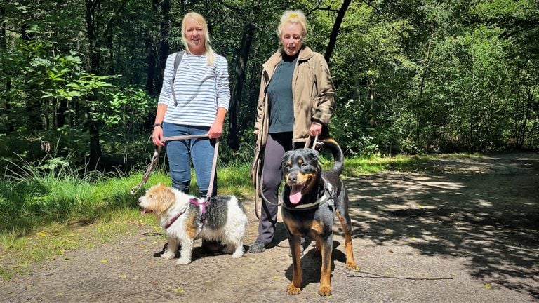 Inge Frijters en Erica van Leeuwen van het Honden Zoekteam Braboland. (foto: Raoul Cartens)