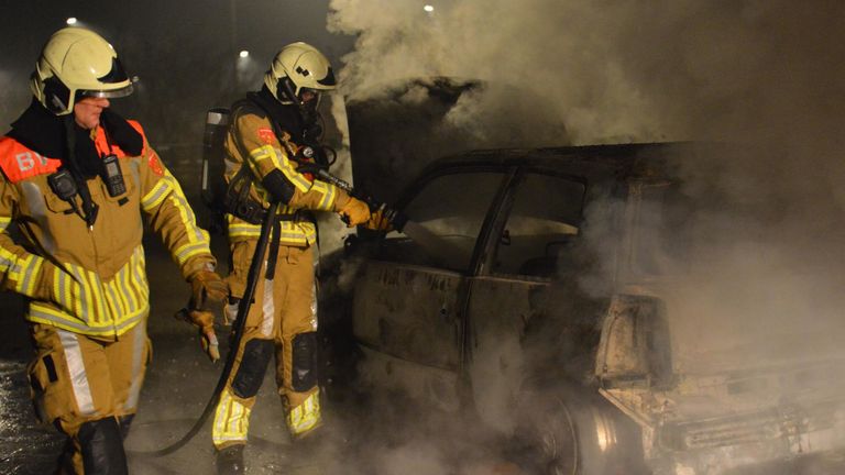 De brandweer bluste het vuur in de Ruitersboslaan in Breda (foto: Perry Roovers/SQ Vision).