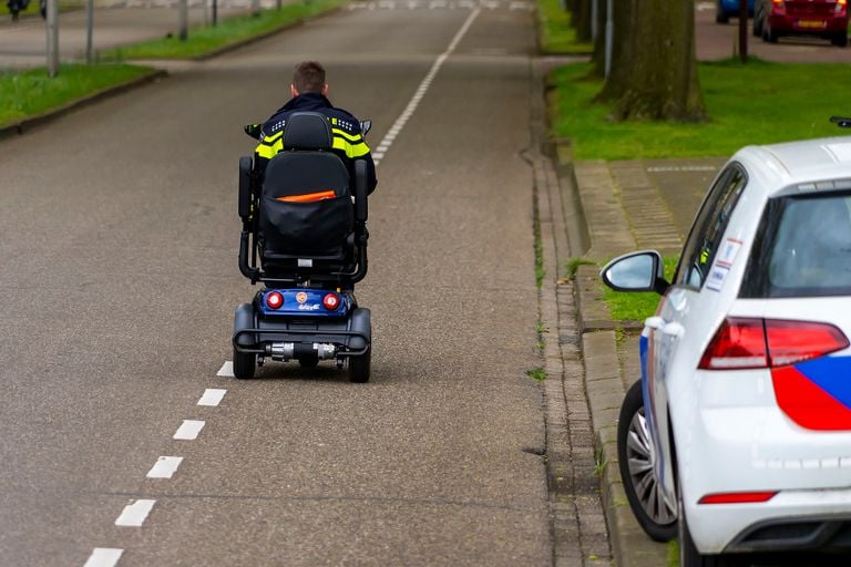 De politie stalde de scootmobiel van de gevallen man na het ongeluk bij het politiebureau (foto: Gabor Heeres/SQ Vision).