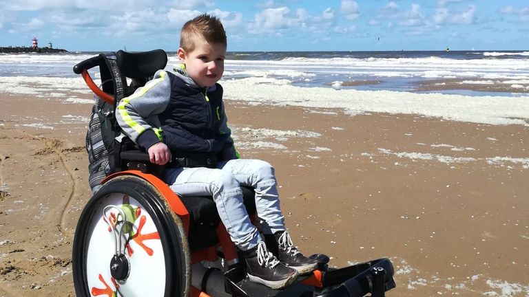 Lars op het strand (foto: Marijke Jacobs).