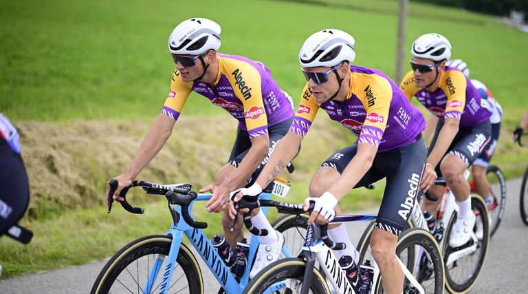 Mathieu van der Poel in het paars-geel in de Tour de France (foto: ANP).