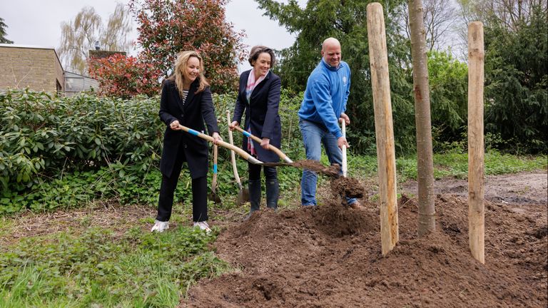 Marjolein de Hooge (links) van ASML helpt bij het planten van de eerste bomen (foto: ASML).