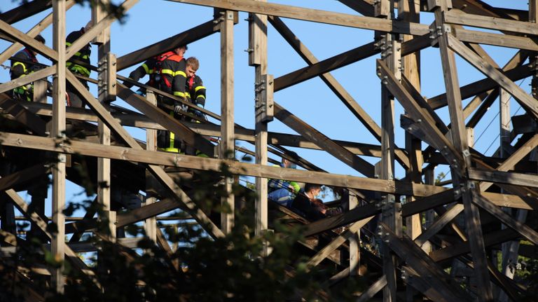 Hulpverleners haalden de vrouw voorzichtig naar beneden (foto: Erik Haverhals/FPMB).