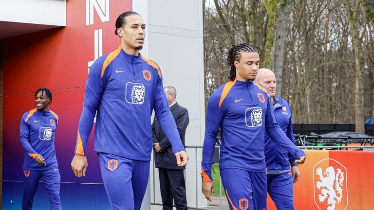 Aanvoerder Virgil van Dijk (tweede van links) (foto: Orange Pictures).