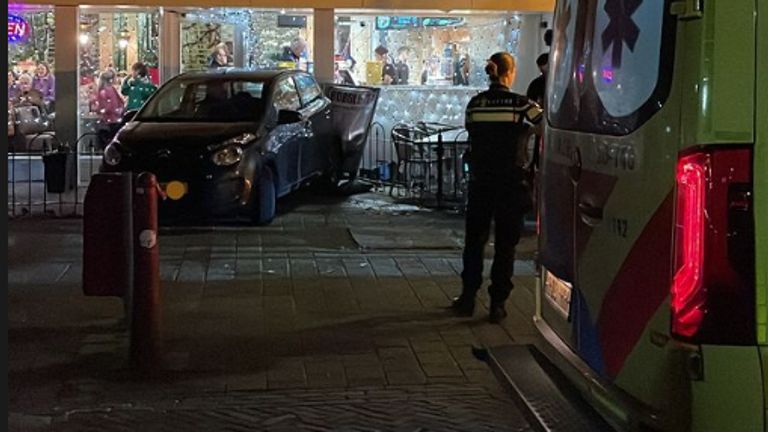 Hoe het mis kon gaan bij de cafetaria in Etten-Leur wordt onderzocht (foto: Instagram wijkagent Rick).