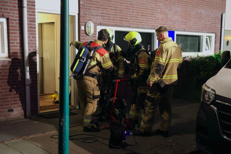 De brandweer bij het huis aan de Grote Doelenlaan in Sint-Oedenrode (foto: Sander van Gils/SQ Vision).